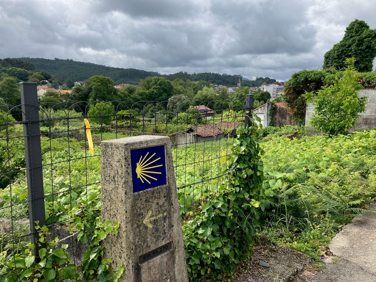 Way-marker for the Camino de Santiago: 44.37 kms to go